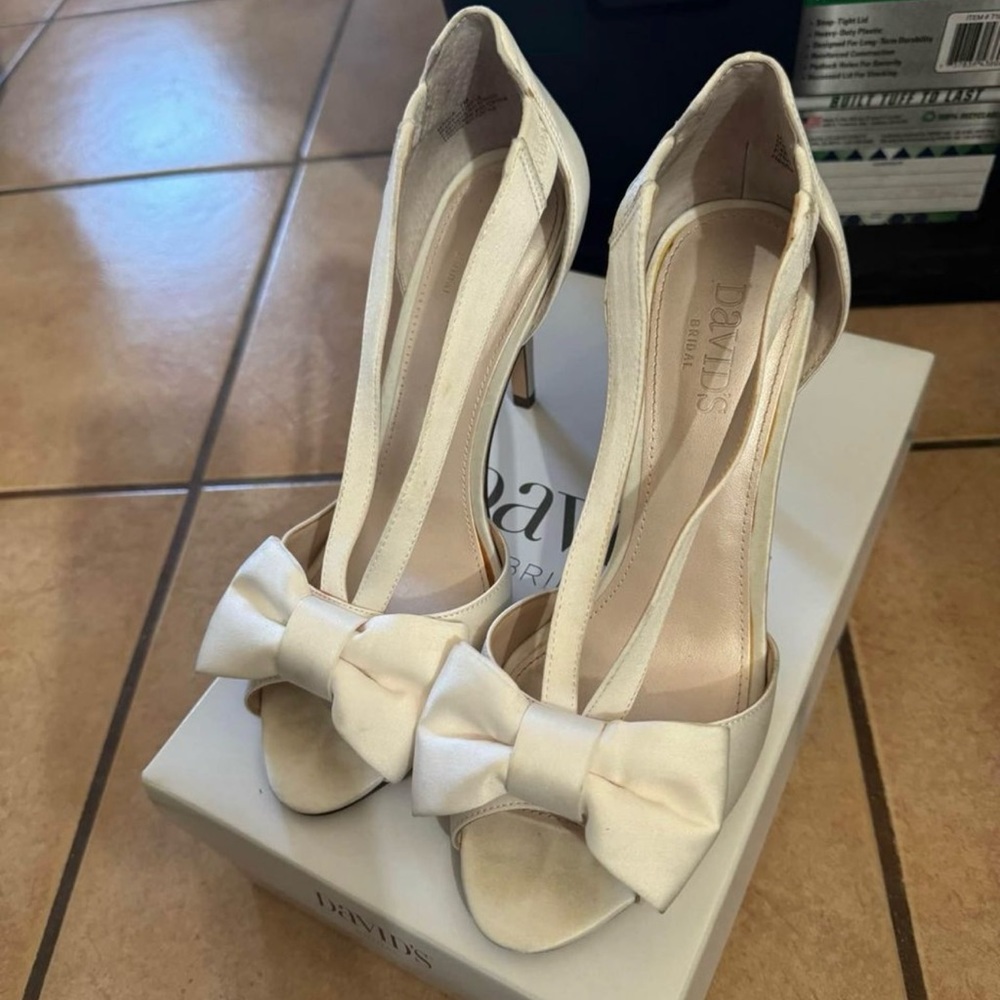 Davids Bridal Size 7 Ivory Maiya Satin Peep V Strap Bow Pump Wedding Shoes